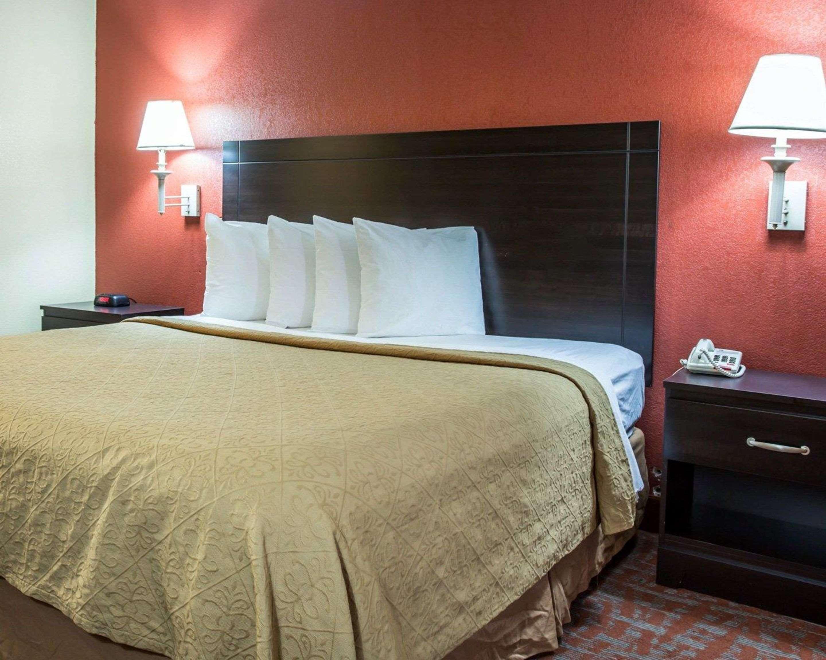 Quality Inn & Suites Monroe Buitenkant foto