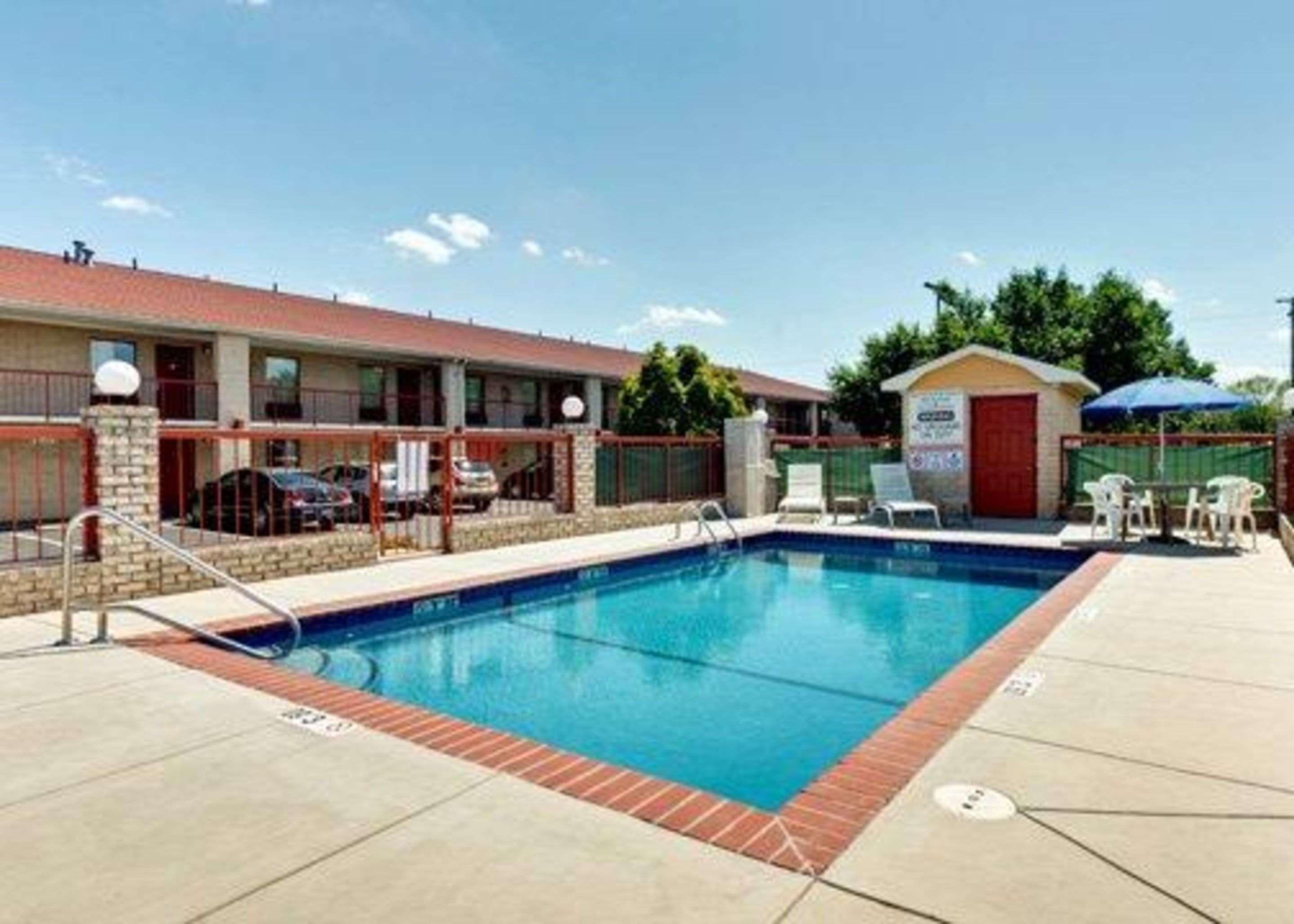 Quality Inn & Suites Monroe Buitenkant foto